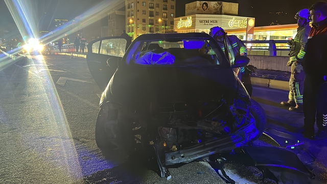 Hatay'da bariyere çarpan otomobilin sürücüsü yaralandı