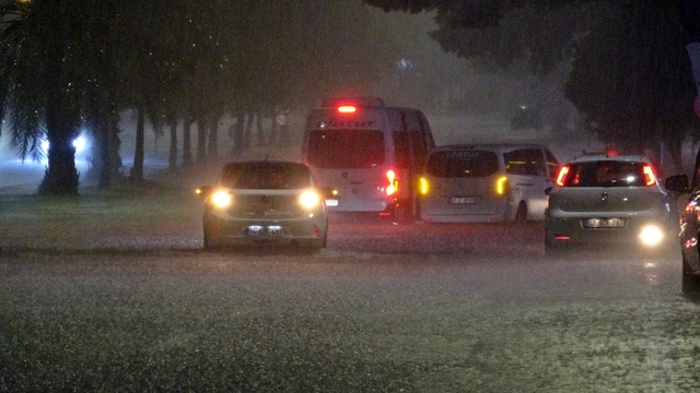 Antalya'da sağanak yolları göle döndürdü, araçların mahsur kaldığını gören diğer sürücüler kaldırımlardan ilerledi
Rögarlar taştı, göle dönen yollarda çok sayıda araç mahsur kaldı