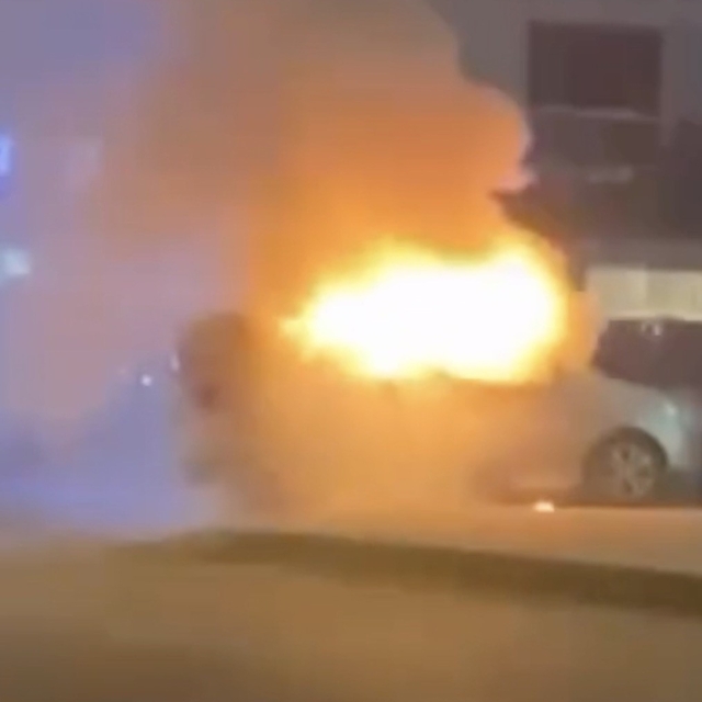 Bursa'da araç alev aldı, esnaf yangın tüpleriyle koştu
Bursa'da akşam saatl...