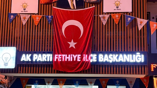 Muğla'da AK Parti il ve ilçe binalarına Türk Bayrağı asıldı