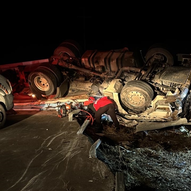 Aksaray'da devrilen tırın sürücüsü öldü