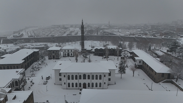Beyaza bürünen 10 bin yıllık kent dronla görüntülendi