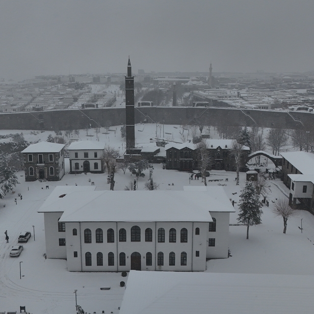 Beyaza bürünen 10 bin yıllık kent dronla görüntülendi