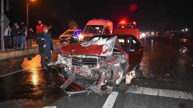 Servis minibüsüyle çarpışan otomobil sürücüsü kaçtı: 2 yaralı