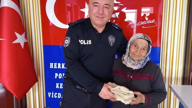 Tomarzalı yaşlı kadın, ördüğü çoraplarla yürekleri ısıttı