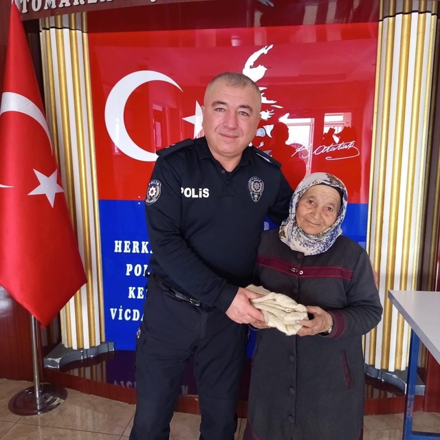 Tomarzalı yaşlı kadın, ördüğü çoraplarla yürekleri ısıttı