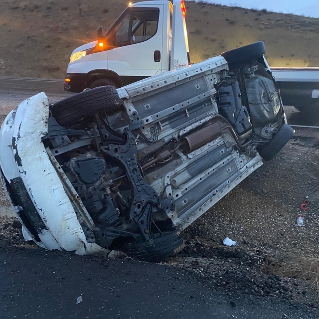 Konya'da otomobil refüje devrildi: 4 yaralı