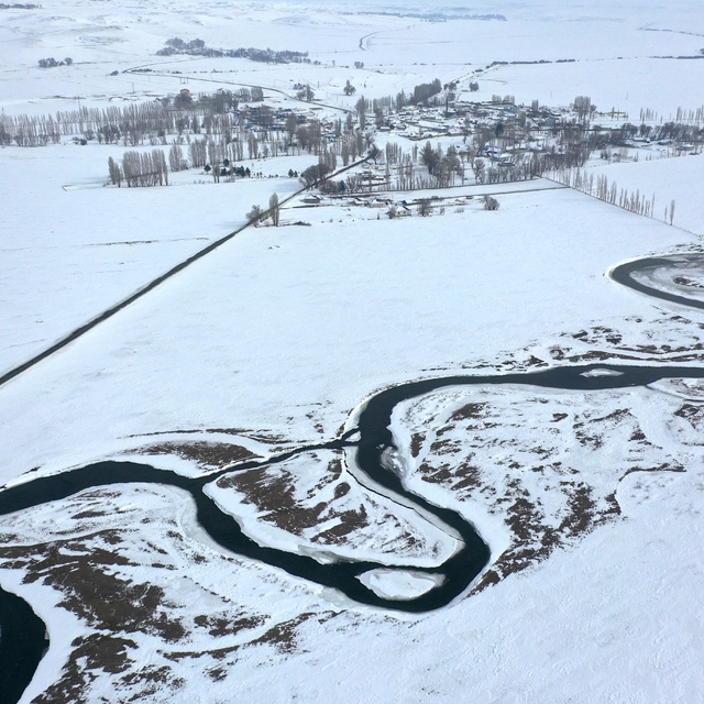 Kars'ta beyaza bürünen köy ve menderesler dronla görüntülendi