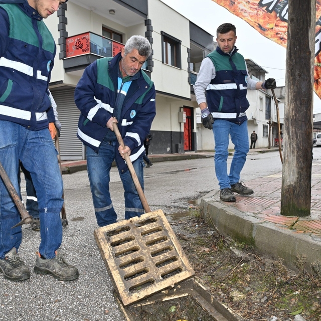 Manisa'da ekipler yağışa karşı sahada