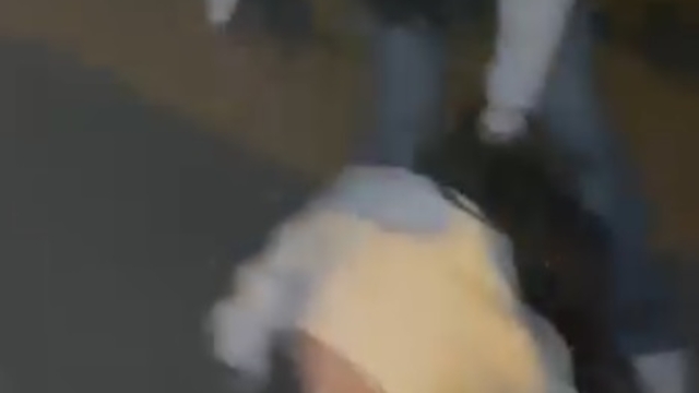 2 kız, tartıştıkları kızı yere yatırıp darbetti