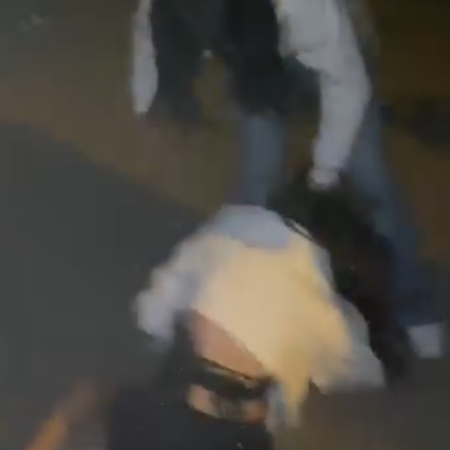 2 kız, tartıştıkları kızı yere yatırıp darbetti