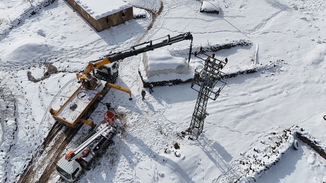 Ekipler zorlu hava şartlarında enerji hatlarını onarıyor
Diyarbakır'da enerji şirketi ekiplerinin zorlu hava şartlarında onarım çalışmaları dronla görüntülendi