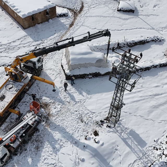 Ekipler zorlu hava şartlarında enerji hatlarını onarıyor
Diyarbakır'da ener...