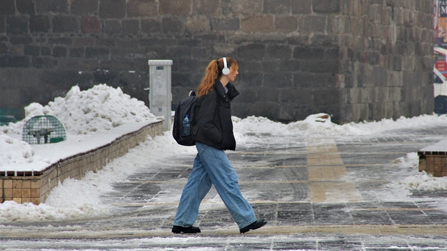 Kayseri'de kar yağışı hayatı olumsuz etkiliyor