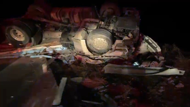 Aksaray'da devrilen tırın sürücüsü hayatını kaybetti