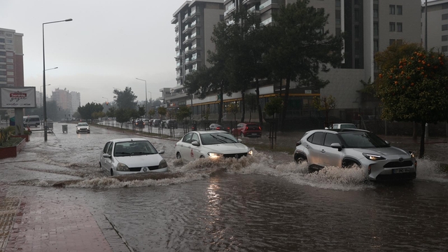 Antalya'da yağış hayatı olumsuz etkiliyor