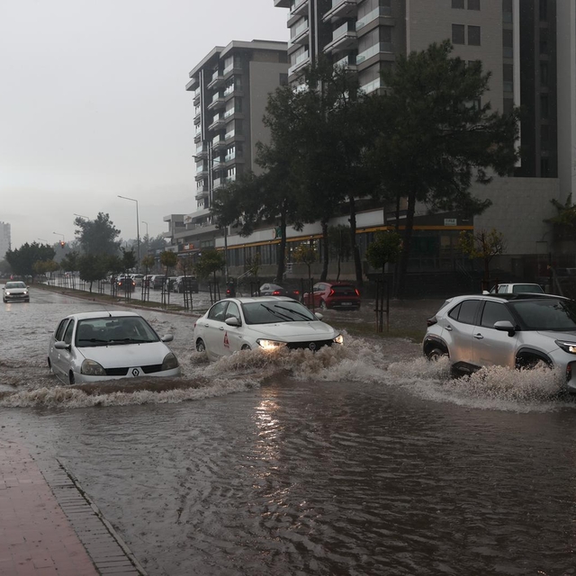 Antalya'da yağış hayatı olumsuz etkiliyor