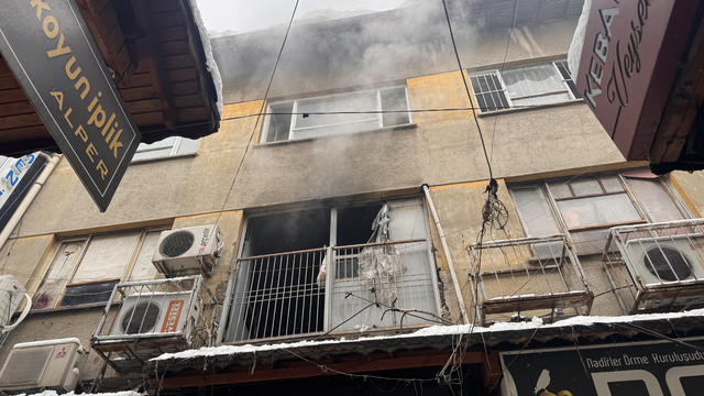 Gaziantep'te iş yerinde çıkan yangında 6 kişi dumandan etkilendi