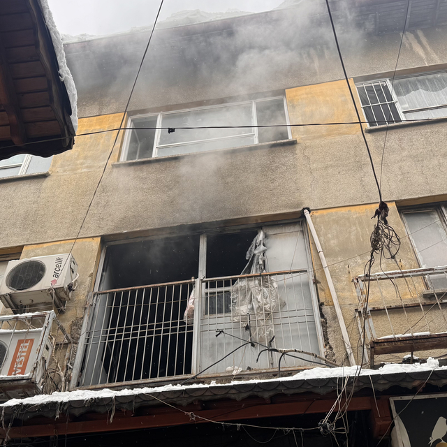 Gaziantep'te iş yerinde çıkan yangında 6 kişi dumandan etkilendi