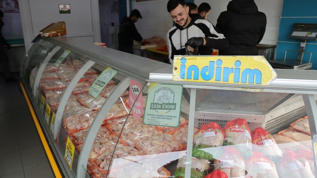 Zehirlenmeler tavuk fiyatlarını baskıladı
Tavukta fiyatlar artmadı, vatandaş ve esnaf sevindi