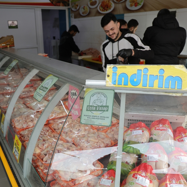 Zehirlenmeler tavuk fiyatlarını baskıladı
Tavukta fiyatlar artmadı, vatanda...