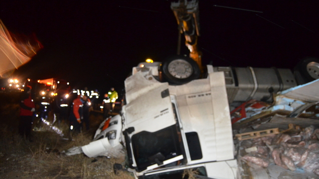 Aksaray'da et taşıyan TIR, bariyere çarpıp devrildi; 1 ölü