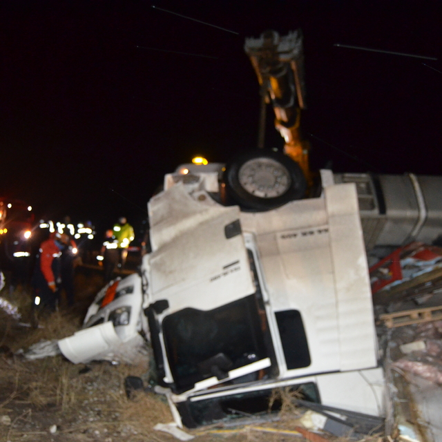 Aksaray'da et taşıyan TIR, bariyere çarpıp devrildi; 1 ölü