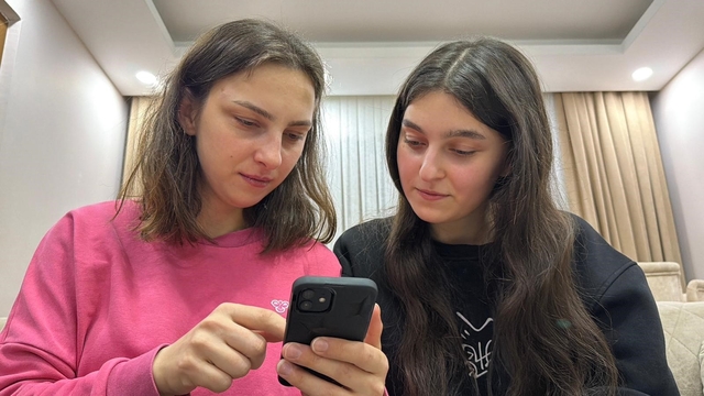 Artvin'de aralarında 11 yaş olan kardeşlerin telefonlarının yüz tanıma şaşkınlığı
Aralarında 11 yaş fark bulunan iki kardeşin aynı telefonu yüz tanıma özelliğiyle açabilmesi, güvenlik endişelerini gündeme getirdi