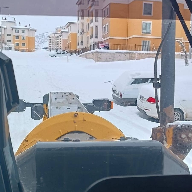 Gölbaşı'nda deprem konutlarında kar temizleme çalışması