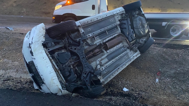 Konya'da otomobil refüje devrildi: 4 yaralı