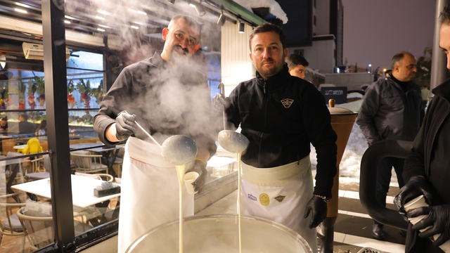 Alpedo'dan soğuk kış akşamı 1 ton ücretsiz salep ikramı