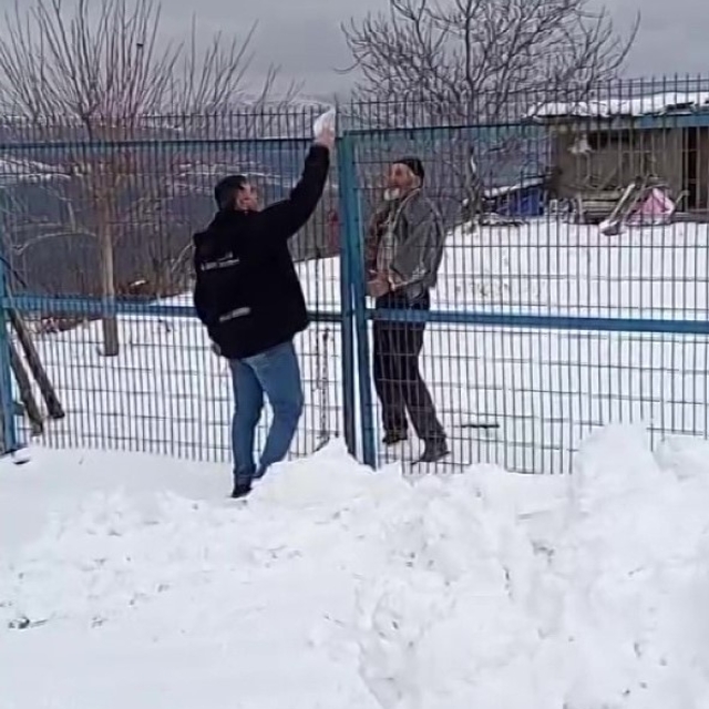 Yaşlı kadının ilaçları, yolu karla kaplanan mezraya kepçeyle ulaştırıldı