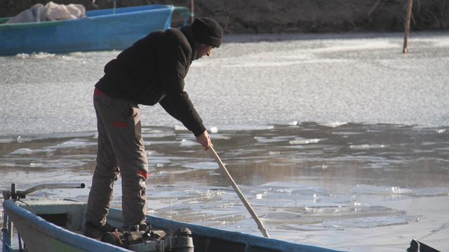Beyşehir Gölü'nde balıkçıların buzla imtihanı
Kıyıların buzla kaplanması su kuşlarını da olumsuz etkiledi, avcılar mesaiye ara verdi