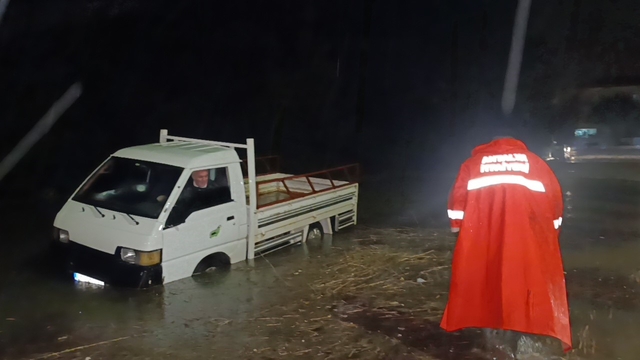 Araçta mahsur kalma ihbarına giden itfaiye teşekkür yerine sitemle karşılaştı
İtfaiye ekiplerini suda kalan aracı için çağırdığını söyleyen vatandaş" Deniz olsa yüzer çıkardım ben sizi araç için çağırdım" dedi
Sürücü görevlerinin araç değil insan kurtarmak olduğunu söyleyen itfaiye ekibine sitem etti