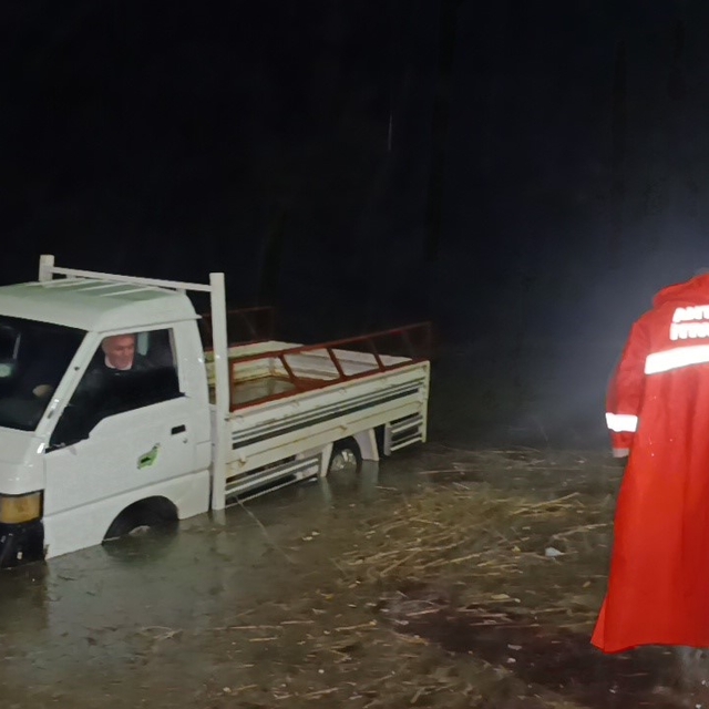 Araçta mahsur kalma ihbarına giden itfaiye teşekkür yerine sitemle karşılaş...