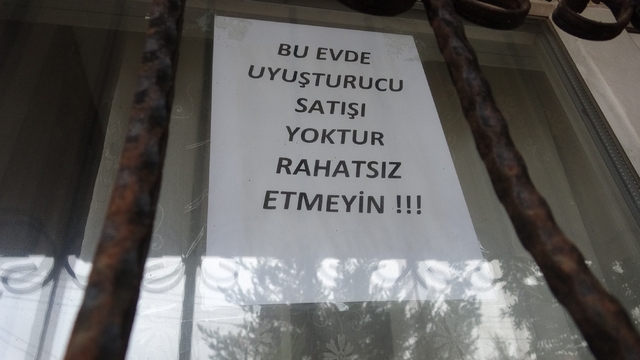Bağımlılardan bıktı, evini camına "Bu evde uyuşturucu satışı yoktur, rahatsız etmeyin" yazlı not astı
Operasyonlar sebebiyle torbacılar sokağa çıkamayınca bağımlılar uluşturucu bulmakta zorlanıyor
Antalya polisinin 7/24 fiziki ve teknik takibinde olan mahallede torbacılar sokaklardan çekildi
Vatandaşlar sokaklardan video çekip "Buralarda eskiden bağımlılar dolaşırdı şimdi huzur geldi" sözleriyle paylaşıyor
Uyuşturucuyla mücadele evlerin camlarına asılan notlara  ve sokaklardan çekilip paylaşılan görüntülere yansıdı
Vatandaşın desteğini arkasına alan polis artırılan devriye sayısı, yüz tanıma teknolojisinin de kullanıldığı kameralar ve  dronlar ile bölgeyi 7/24 takibe aldı