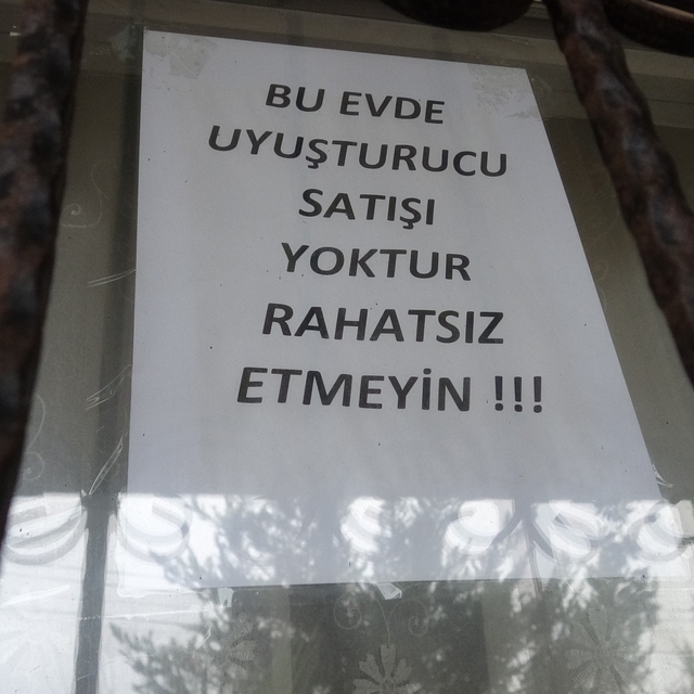 Bağımlılardan bıktı, evini camına "Bu evde uyuşturucu satışı yoktur, rahats...