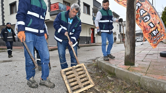 Manisa'da ekipler yağışa karşı sahada