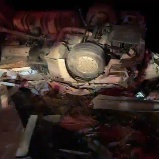 Aksaray'da devrilen tırın sürücüsü hayatını kaybetti