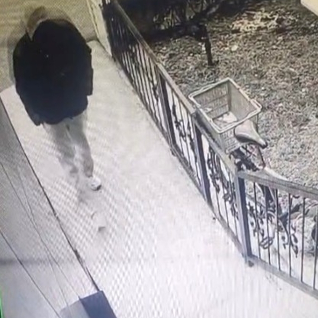 Kütahya'da gündüz vakti bisiklet hırsızlığı kamerada