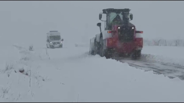 Batman'da 35 köy yolu ulaşıma açıldı, ziyaretçiler kurtarıldı