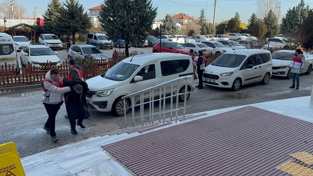 Konya'da petrol soygununa karışan şüphelilerden 2'si tutuklandı
Petrol soygunundan tutuklanan zanlı, daha önceden para karşılığı muska ve büyü yapmış