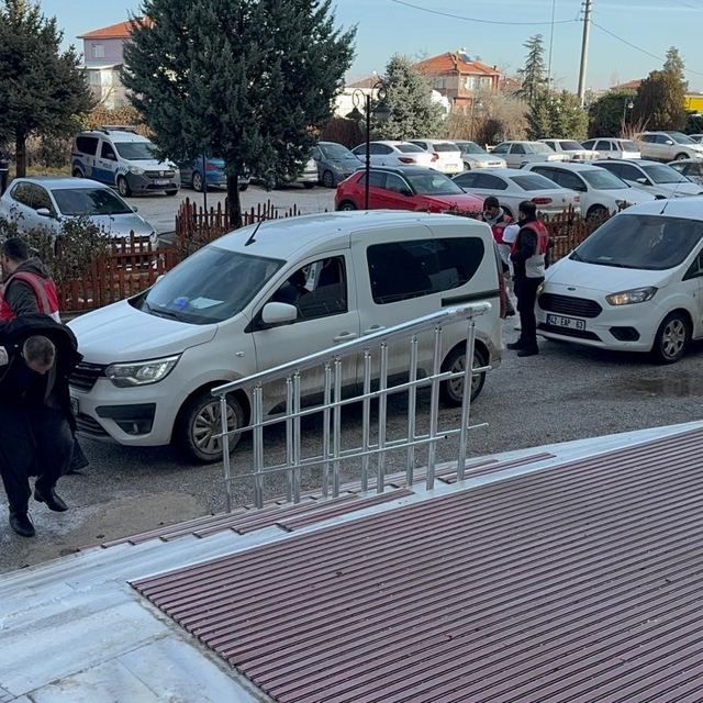 Konya'da petrol soygununa karışan şüphelilerden 2'si tutuklandı
Petrol soyg...
