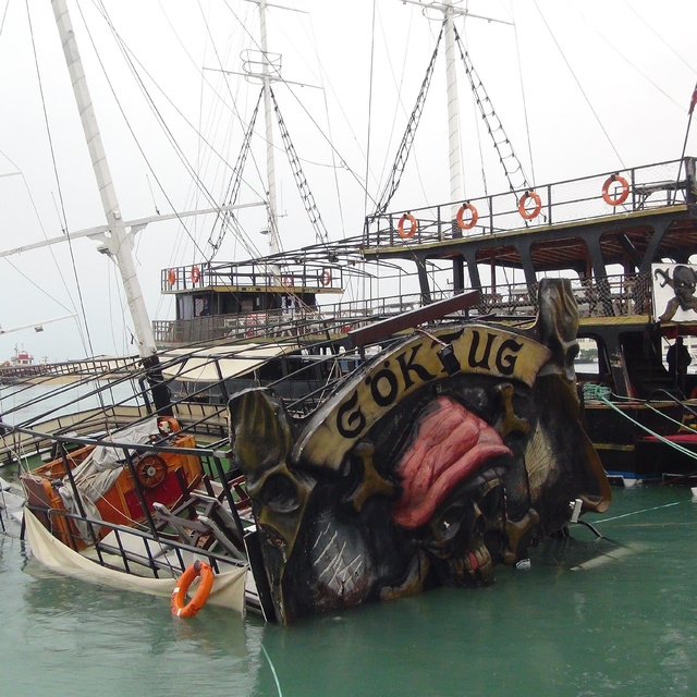 Mersin'de şiddetli yağış ve fırtına gezi teknesini batırdı