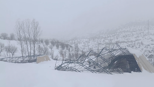 Yoğun kar yağışına dayanamayan halı sahanın demirleri çöktü