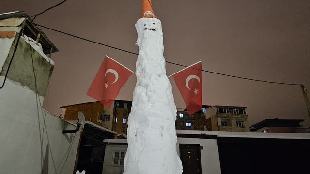 Elazığ'da dev kardan adam görenleri hayrete düşürdü