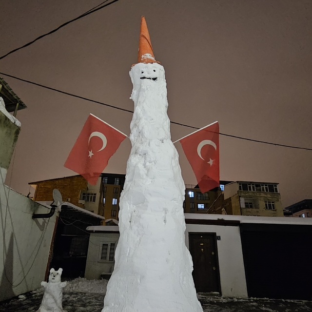 Elazığ'da dev kardan adam görenleri hayrete düşürdü