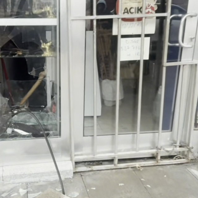 Bıçakçı dükkanının camı kırılıp binlerce liralık bıçak çalındı