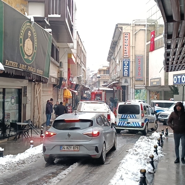 İş merkezindeki yangında 6 kişi dumandan etkilendi