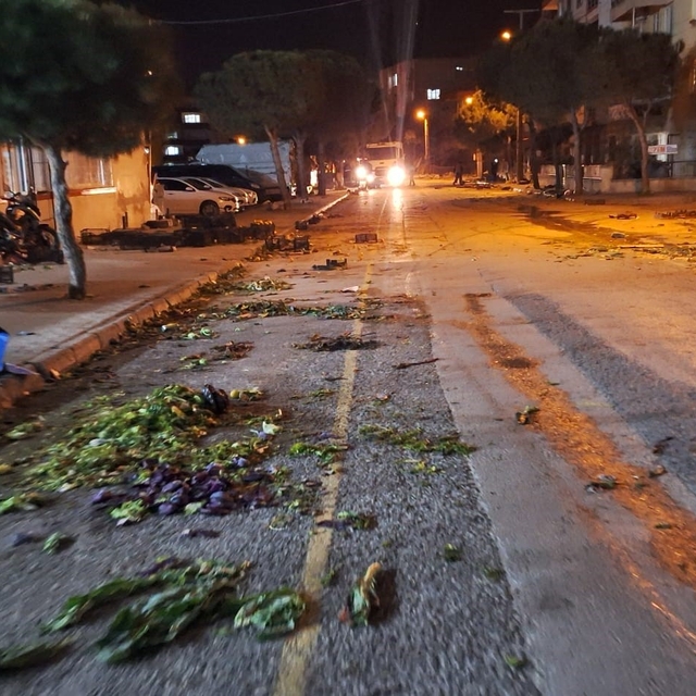 Bergama'da pazar yeri çilesi: Yağmurda gölet, çamurda geçiş işkencesi